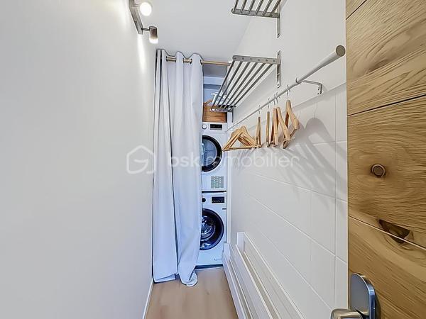 Venez découvrir ce magnifique T2 de 48 m², situé au deuxième étage avec ascenseur, sur la rive gauche de Palavas-les-Flots.

Il se compose d’une entrée, d’un séjour lumineux avec cuisine ouverte entièrement aménagée et équipée donnant sur une superbe terrasse de 20 m² plein sud avec vue imprenable sur le canal, une chambre avec placard, une salle d'eau, une buanderie et un WC indépendant.
L’appartement dispose d’une climatisation réversible. 

Idéalement situé, à proximité de la plage et des commerces, cet appartement constitue un bien parfait pour la location saisonnière ou comme pied-à-terre d'exception.

L'appartement a été entièrement rénové en 2026 et vendu meublé.

Une vidéo du bien est disponible sur demande.