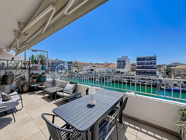 Venez découvrir ce magnifique T2 de 48 m², situé au deuxième étage avec ascenseur, sur la rive gauche de Palavas-les-Flots.

Il se compose d’une entrée, d’un séjour lumineux avec cuisine ouverte entièrement aménagée et équipée donnant sur une superbe terrasse de 20 m² plein sud avec vue imprenable sur le canal, une chambre avec placard, une salle d'eau, une buanderie et un WC indépendant.
L’appartement dispose d’une climatisation réversible. 

Idéalement situé, à proximité de la plage et des commerces, cet appartement constitue un bien parfait pour la location saisonnière ou comme pied-à-terre d'exception.

L'appartement a été entièrement rénové en 2026 et vendu meublé.

Une vidéo du bien est disponible sur demande.