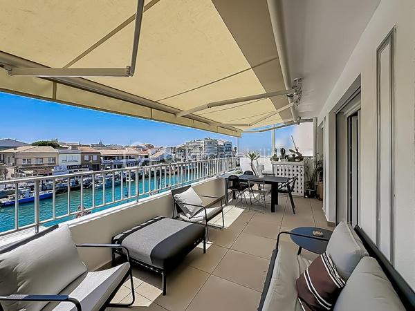 Venez découvrir ce magnifique T2 de 48 m², situé au deuxième étage avec ascenseur, sur la rive gauche de Palavas-les-Flots.

Il se compose d’une entrée, d’un séjour lumineux avec cuisine ouverte entièrement aménagée et équipée donnant sur une superbe terrasse de 20 m² plein sud avec vue imprenable sur le canal, une chambre avec placard, une salle d'eau, une buanderie et un WC indépendant.
L’appartement dispose d’une climatisation réversible. 

Idéalement situé, à proximité de la plage et des commerces, cet appartement constitue un bien parfait pour la location saisonnière ou comme pied-à-terre d'exception.

L'appartement a été entièrement rénové en 2026 et vendu meublé.

Une vidéo du bien est disponible sur demande.