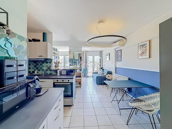 Venez découvrir ce magnifique T2 de 48 m², situé au deuxième étage avec ascenseur, sur la rive gauche de Palavas-les-Flots.

Il se compose d’une entrée, d’un séjour lumineux avec cuisine ouverte entièrement aménagée et équipée donnant sur une superbe terrasse de 20 m² plein sud avec vue imprenable sur le canal, une chambre avec placard, une salle d'eau, une buanderie et un WC indépendant.
L’appartement dispose d’une climatisation réversible. 

Idéalement situé, à proximité de la plage et des commerces, cet appartement constitue un bien parfait pour la location saisonnière ou comme pied-à-terre d'exception.

L'appartement a été entièrement rénové en 2026 et vendu meublé.

Une vidéo du bien est disponible sur demande.