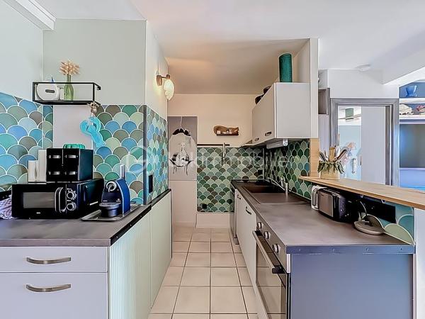 Venez découvrir ce magnifique T2 de 48 m², situé au deuxième étage avec ascenseur, sur la rive gauche de Palavas-les-Flots.

Il se compose d’une entrée, d’un séjour lumineux avec cuisine ouverte entièrement aménagée et équipée donnant sur une superbe terrasse de 20 m² plein sud avec vue imprenable sur le canal, une chambre avec placard, une salle d'eau, une buanderie et un WC indépendant.
L’appartement dispose d’une climatisation réversible. 

Idéalement situé, à proximité de la plage et des commerces, cet appartement constitue un bien parfait pour la location saisonnière ou comme pied-à-terre d'exception.

L'appartement a été entièrement rénové en 2026 et vendu meublé.

Une vidéo du bien est disponible sur demande.