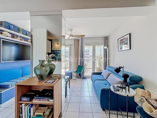 Venez découvrir ce magnifique T2 de 48 m², situé au deuxième étage avec ascenseur, sur la rive gauche de Palavas-les-Flots.

Il se compose d’une entrée, d’un séjour lumineux avec cuisine ouverte entièrement aménagée et équipée donnant sur une superbe terrasse de 20 m² plein sud avec vue imprenable sur le canal, une chambre avec placard, une salle d'eau, une buanderie et un WC indépendant.
L’appartement dispose d’une climatisation réversible. 

Idéalement situé, à proximité de la plage et des commerces, cet appartement constitue un bien parfait pour la location saisonnière ou comme pied-à-terre d'exception.

L'appartement a été entièrement rénové en 2026 et vendu meublé.

Une vidéo du bien est disponible sur demande.