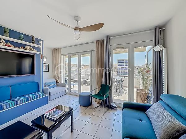 Venez découvrir ce magnifique T2 de 48 m², situé au deuxième étage avec ascenseur, sur la rive gauche de Palavas-les-Flots.

Il se compose d’une entrée, d’un séjour lumineux avec cuisine ouverte entièrement aménagée et équipée donnant sur une superbe terrasse de 20 m² plein sud avec vue imprenable sur le canal, une chambre avec placard, une salle d'eau, une buanderie et un WC indépendant.
L’appartement dispose d’une climatisation réversible. 

Idéalement situé, à proximité de la plage et des commerces, cet appartement constitue un bien parfait pour la location saisonnière ou comme pied-à-terre d'exception.

L'appartement a été entièrement rénové en 2026 et vendu meublé.

Une vidéo du bien est disponible sur demande.