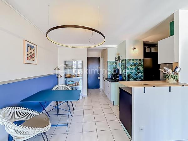 Venez découvrir ce magnifique T2 de 48 m², situé au deuxième étage avec ascenseur, sur la rive gauche de Palavas-les-Flots.

Il se compose d’une entrée, d’un séjour lumineux avec cuisine ouverte entièrement aménagée et équipée donnant sur une superbe terrasse de 20 m² plein sud avec vue imprenable sur le canal, une chambre avec placard, une salle d'eau, une buanderie et un WC indépendant.
L’appartement dispose d’une climatisation réversible. 

Idéalement situé, à proximité de la plage et des commerces, cet appartement constitue un bien parfait pour la location saisonnière ou comme pied-à-terre d'exception.

L'appartement a été entièrement rénové en 2026 et vendu meublé.

Une vidéo du bien est disponible sur demande.