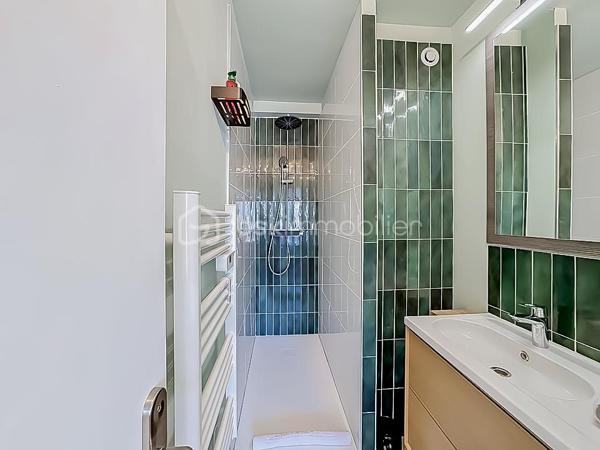 Venez découvrir ce magnifique T2 de 48 m², situé au deuxième étage avec ascenseur, sur la rive gauche de Palavas-les-Flots.

Il se compose d’une entrée, d’un séjour lumineux avec cuisine ouverte entièrement aménagée et équipée donnant sur une superbe terrasse de 20 m² plein sud avec vue imprenable sur le canal, une chambre avec placard, une salle d'eau, une buanderie et un WC indépendant.
L’appartement dispose d’une climatisation réversible. 

Idéalement situé, à proximité de la plage et des commerces, cet appartement constitue un bien parfait pour la location saisonnière ou comme pied-à-terre d'exception.

L'appartement a été entièrement rénové en 2026 et vendu meublé.

Une vidéo du bien est disponible sur demande.