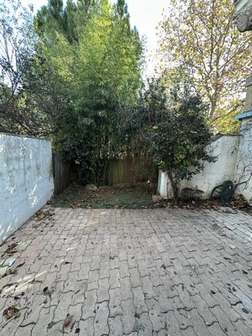 Maison avec extérieur, parking, proche centre-ville.