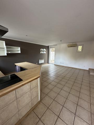 Maison avec extérieur, parking, proche centre-ville.