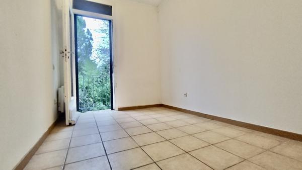 Maison avec extérieur, parking, proche centre-ville.