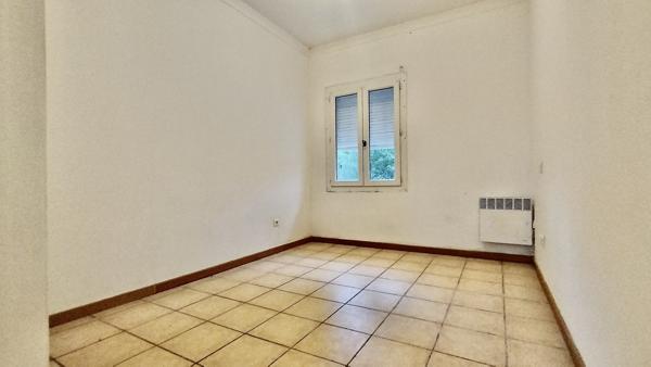 Maison avec extérieur, parking, proche centre-ville.