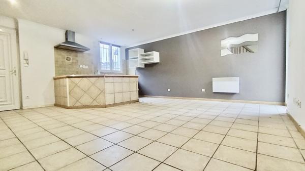 Maison avec extérieur, parking, proche centre-ville.