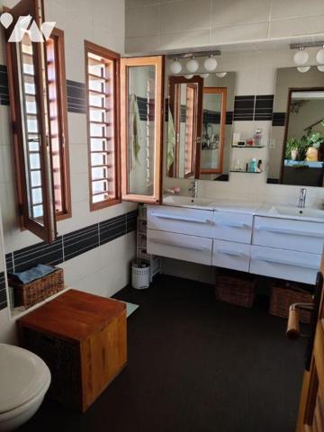 EN EXCLUSIVITE  MAISON DE VILLE ATYPIQUE d'une superficie habitable de 92m²  .Ralliant l'ancien...