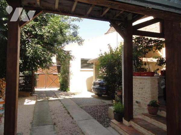 EN EXCLUSIVITE  MAISON DE VILLE ATYPIQUE d'une superficie habitable de 92m²  .Ralliant l'ancien...