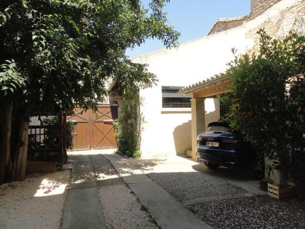 EN EXCLUSIVITE  MAISON DE VILLE ATYPIQUE d'une superficie habitable de 92m²  .Ralliant l'ancien...