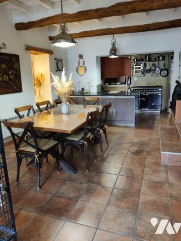 EN EXCLUSIVITE  MAISON DE VILLE ATYPIQUE d'une superficie habitable de 92m²  .Ralliant l'ancien...