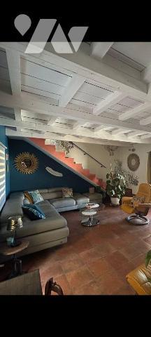 EN EXCLUSIVITE  MAISON DE VILLE ATYPIQUE d'une superficie habitable de 92m²  .Ralliant l'ancien...