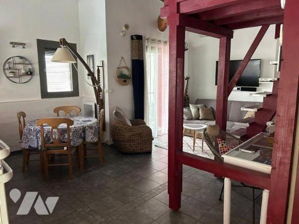 EN EXCLUSIVITE  MAISON DE VILLE ATYPIQUE d'une superficie habitable de 92m²  .Ralliant l'ancien...