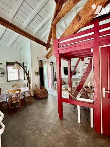 EN EXCLUSIVITE  MAISON DE VILLE ATYPIQUE d'une superficie habitable de 92m²  .Ralliant l'ancien...