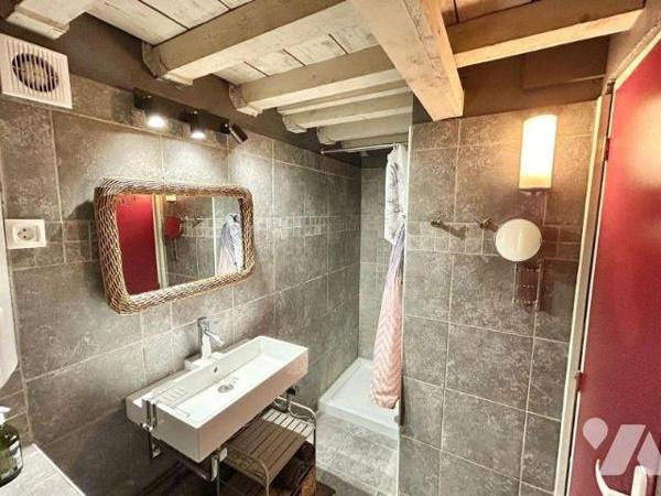 EN EXCLUSIVITE  MAISON DE VILLE ATYPIQUE d'une superficie habitable de 92m²  .Ralliant l'ancien...