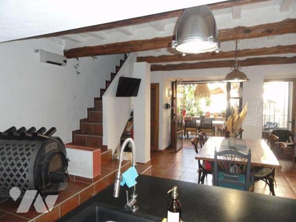 EN EXCLUSIVITE  MAISON DE VILLE ATYPIQUE d'une superficie habitable de 92m²  .Ralliant l'ancien...