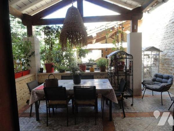 EN EXCLUSIVITE  MAISON DE VILLE ATYPIQUE d'une superficie habitable de 92m²  .Ralliant l'ancien...