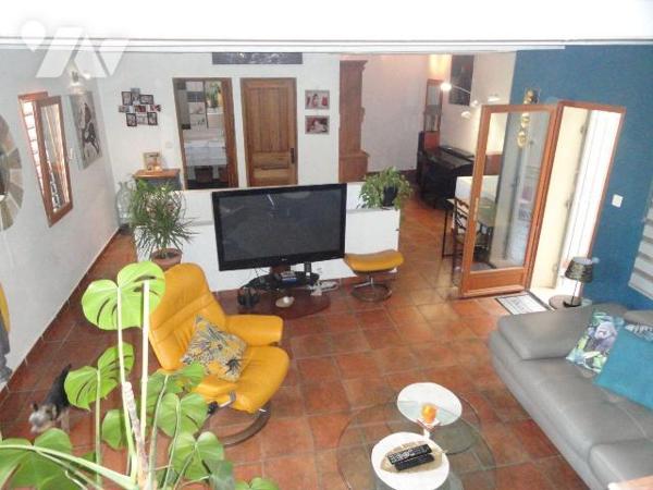 EN EXCLUSIVITE  MAISON DE VILLE ATYPIQUE d'une superficie habitable de 92m²  .Ralliant l'ancien...