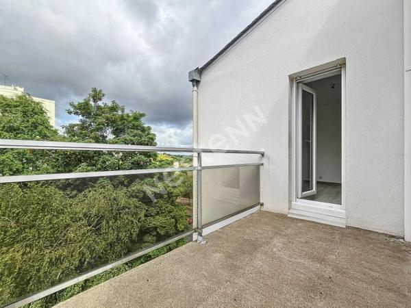 Nantes Collines du Cens : En vente ! Appartement T2 au dernier étage d'une petite copropriété avec ascenseur, séjour sur balcon Ouest et Sud, cuisine A/E, parking et cave.