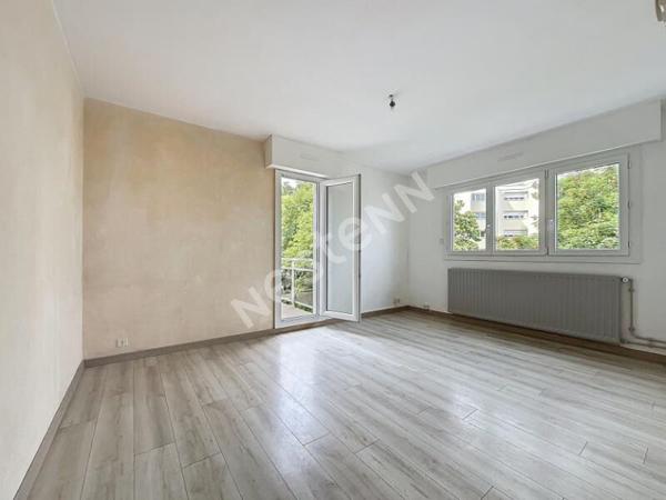 Nantes Collines du Cens : En vente ! Appartement T2 au dernier étage d'une petite copropriété avec ascenseur, séjour sur balcon Ouest et Sud, cuisine A/E, parking et cave.