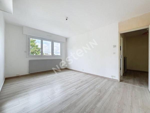Nantes Collines du Cens : En vente ! Appartement T2 au dernier étage d'une petite copropriété avec ascenseur, séjour sur balcon Ouest et Sud, cuisine A/E, parking et cave.