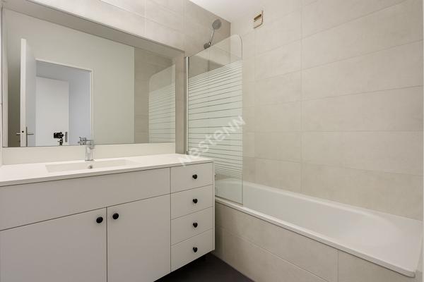 Nantes Collines du Cens : En vente ! Appartement T2 au dernier étage d'une petite copropriété avec ascenseur, séjour sur balcon Ouest et Sud, cuisine A/E, parking et cave.