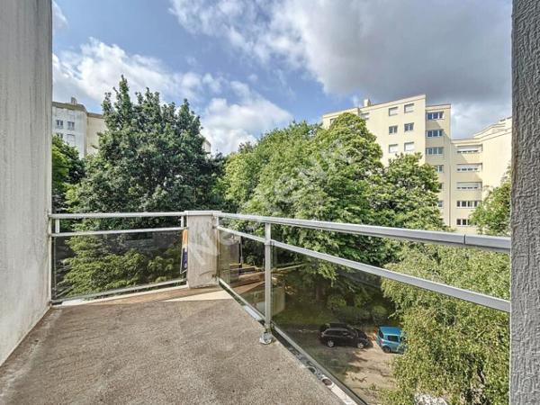 Nantes Collines du Cens : En vente ! Appartement T2 au dernier étage d'une petite copropriété avec ascenseur, séjour sur balcon Ouest et Sud, cuisine A/E, parking et cave.