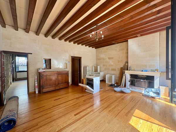 BORDEAUX CAPUCINS / NANSOUTY - IMMEUBLE EN PIERRE 225 M² - COUR - DÉPENDANCE - IDÉAL INVESTISSEUR , Bordeaux