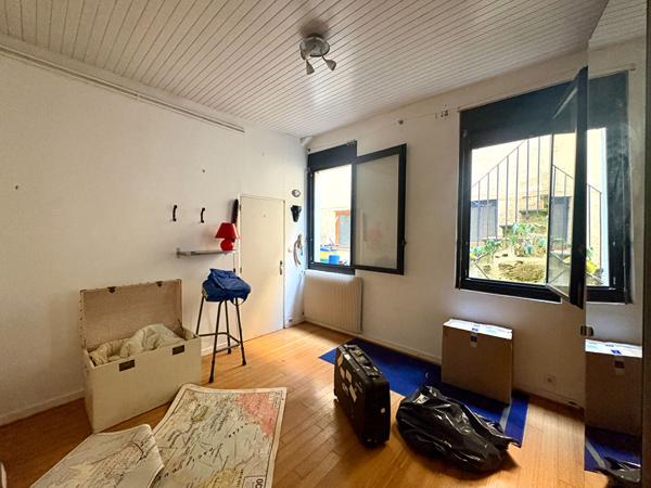 BORDEAUX CAPUCINS / NANSOUTY - IMMEUBLE EN PIERRE 225 M² - COUR - DÉPENDANCE - IDÉAL INVESTISSEUR , Bordeaux