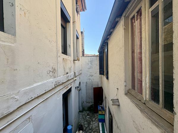 BORDEAUX CAPUCINS / NANSOUTY - IMMEUBLE EN PIERRE 225 M² - COUR - DÉPENDANCE - IDÉAL INVESTISSEUR , Bordeaux