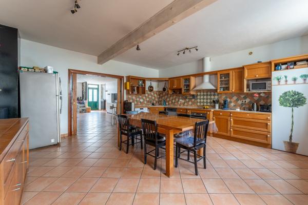 Ensemble immobilier de caractère avec maison principale, cottage indépendant et jardin St jean d angely