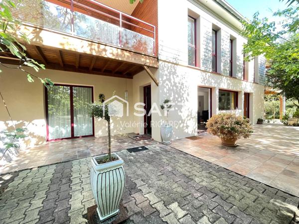 Maison avec jardin, volumes et ambiance chaleureuse