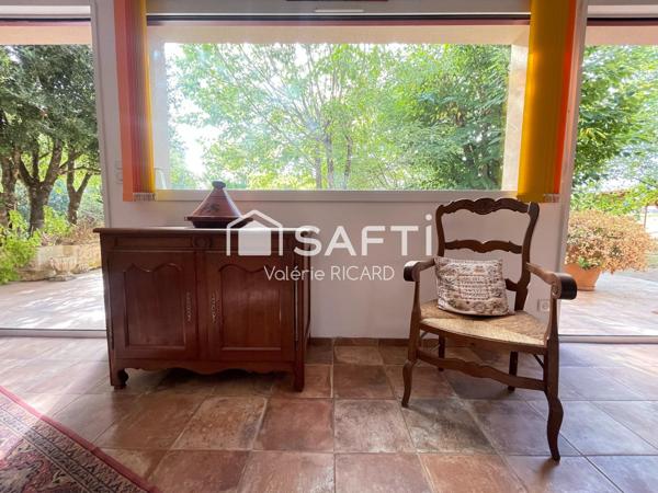 Maison avec jardin, volumes et ambiance chaleureuse