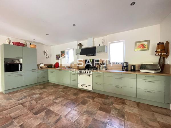 Maison avec jardin, volumes et ambiance chaleureuse