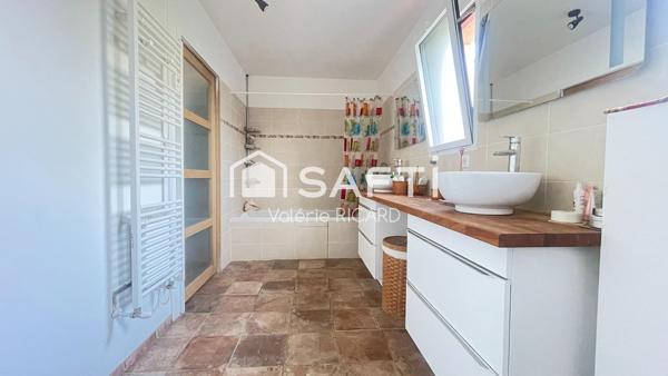 Maison avec jardin, volumes et ambiance chaleureuse