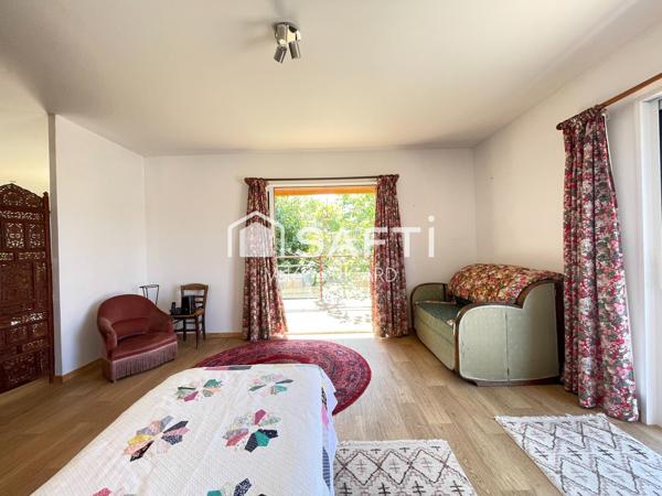 Maison avec jardin, volumes et ambiance chaleureuse