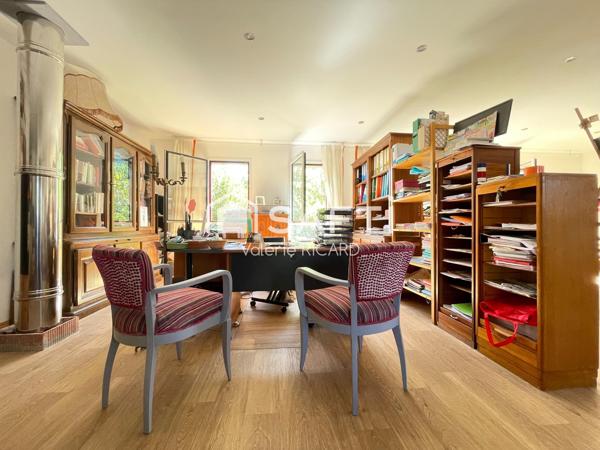 Maison avec jardin, volumes et ambiance chaleureuse