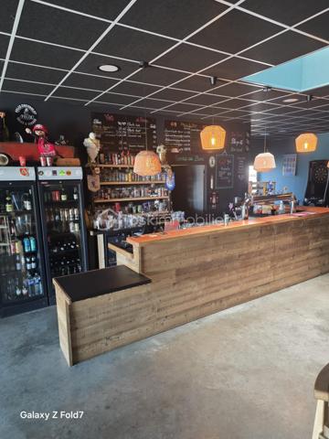 Investissez dans une opportunité rare : un fonds de commerce dans un local commercial de 200 M2 avec un emplacement idéal ,dynamique et en plein essor. Profitez d'une localisation stratégique en ZA, qui  attire la clientèle urbaine  ainsi que les résidents locaux en quête de services et d'expériences nouvelles.
Dans un cadre chaleureux, ce lieu est parfait pour passer des bons moments Conviviaux en famille ou entre amis.

ce local est entièrement équipé et décoré avec goût. l'établissement garantit sérénité et flexibilité. Une opportunité unique pour lancer ou étendre votre activité dans une ambiance vivante ! 
Une belle visibilité avec une grande vitrine et une terrasse en façade ainsi qu'une autre terrasse intimiste à l'arrière du magasin .
Dés l'entrée vous pourrez vous diriger vers la cave à vin avec de belles références.  ce bien possède de grands sanitaires , un coin bureau et une cuisine derrière le bar .
il propose de la petite restauration  le midi pour sa clientèle, possibilité de développer avec événementiels, soirée d'entreprise et organisation de concert.
Fermeture le dimanche midi et le lundi.
Pas de personnels à reprendre.
très bel outil de travail avec un bon CA et rentabilité.

Contactez JOHANNA LAVENANT pour plus de détails et organiser une visite.