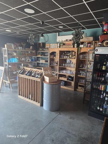 Investissez dans une opportunité rare : un fonds de commerce dans un local commercial de 200 M2 avec un emplacement idéal ,dynamique et en plein essor. Profitez d'une localisation stratégique en ZA, qui  attire la clientèle urbaine  ainsi que les résidents locaux en quête de services et d'expériences nouvelles.
Dans un cadre chaleureux, ce lieu est parfait pour passer des bons moments Conviviaux en famille ou entre amis.

ce local est entièrement équipé et décoré avec goût. l'établissement garantit sérénité et flexibilité. Une opportunité unique pour lancer ou étendre votre activité dans une ambiance vivante ! 
Une belle visibilité avec une grande vitrine et une terrasse en façade ainsi qu'une autre terrasse intimiste à l'arrière du magasin .
Dés l'entrée vous pourrez vous diriger vers la cave à vin avec de belles références.  ce bien possède de grands sanitaires , un coin bureau et une cuisine derrière le bar .
il propose de la petite restauration  le midi pour sa clientèle, possibilité de développer avec événementiels, soirée d'entreprise et organisation de concert.
Fermeture le dimanche midi et le lundi.
Pas de personnels à reprendre.
très bel outil de travail avec un bon CA et rentabilité.

Contactez JOHANNA LAVENANT pour plus de détails et organiser une visite.