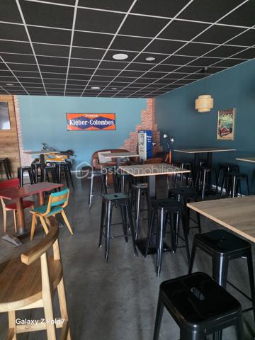 Investissez dans une opportunité rare : un fonds de commerce dans un local commercial de 200 M2 avec un emplacement idéal ,dynamique et en plein essor. Profitez d'une localisation stratégique en ZA, qui  attire la clientèle urbaine  ainsi que les résidents locaux en quête de services et d'expériences nouvelles.
Dans un cadre chaleureux, ce lieu est parfait pour passer des bons moments Conviviaux en famille ou entre amis.

ce local est entièrement équipé et décoré avec goût. l'établissement garantit sérénité et flexibilité. Une opportunité unique pour lancer ou étendre votre activité dans une ambiance vivante ! 
Une belle visibilité avec une grande vitrine et une terrasse en façade ainsi qu'une autre terrasse intimiste à l'arrière du magasin .
Dés l'entrée vous pourrez vous diriger vers la cave à vin avec de belles références.  ce bien possède de grands sanitaires , un coin bureau et une cuisine derrière le bar .
il propose de la petite restauration  le midi pour sa clientèle, possibilité de développer avec événementiels, soirée d'entreprise et organisation de concert.
Fermeture le dimanche midi et le lundi.
Pas de personnels à reprendre.
très bel outil de travail avec un bon CA et rentabilité.

Contactez JOHANNA LAVENANT pour plus de détails et organiser une visite.
