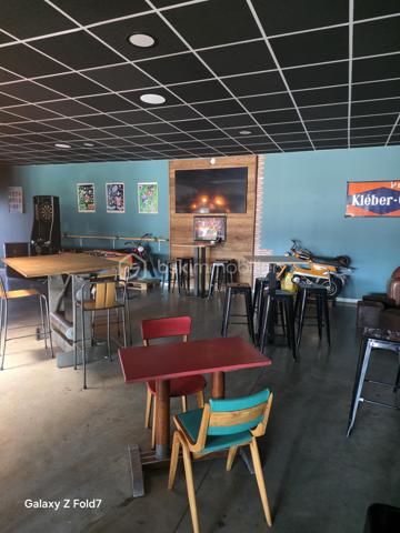 Investissez dans une opportunité rare : un fonds de commerce dans un local commercial de 200 M2 avec un emplacement idéal ,dynamique et en plein essor. Profitez d'une localisation stratégique en ZA, qui  attire la clientèle urbaine  ainsi que les résidents locaux en quête de services et d'expériences nouvelles.
Dans un cadre chaleureux, ce lieu est parfait pour passer des bons moments Conviviaux en famille ou entre amis.

ce local est entièrement équipé et décoré avec goût. l'établissement garantit sérénité et flexibilité. Une opportunité unique pour lancer ou étendre votre activité dans une ambiance vivante ! 
Une belle visibilité avec une grande vitrine et une terrasse en façade ainsi qu'une autre terrasse intimiste à l'arrière du magasin .
Dés l'entrée vous pourrez vous diriger vers la cave à vin avec de belles références.  ce bien possède de grands sanitaires , un coin bureau et une cuisine derrière le bar .
il propose de la petite restauration  le midi pour sa clientèle, possibilité de développer avec événementiels, soirée d'entreprise et organisation de concert.
Fermeture le dimanche midi et le lundi.
Pas de personnels à reprendre.
très bel outil de travail avec un bon CA et rentabilité.

Contactez JOHANNA LAVENANT pour plus de détails et organiser une visite.