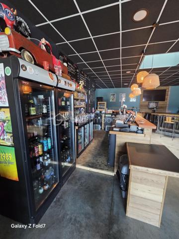 Investissez dans une opportunité rare : un fonds de commerce dans un local commercial de 200 M2 avec un emplacement idéal ,dynamique et en plein essor. Profitez d'une localisation stratégique en ZA, qui  attire la clientèle urbaine  ainsi que les résidents locaux en quête de services et d'expériences nouvelles.
Dans un cadre chaleureux, ce lieu est parfait pour passer des bons moments Conviviaux en famille ou entre amis.

ce local est entièrement équipé et décoré avec goût. l'établissement garantit sérénité et flexibilité. Une opportunité unique pour lancer ou étendre votre activité dans une ambiance vivante ! 
Une belle visibilité avec une grande vitrine et une terrasse en façade ainsi qu'une autre terrasse intimiste à l'arrière du magasin .
Dés l'entrée vous pourrez vous diriger vers la cave à vin avec de belles références.  ce bien possède de grands sanitaires , un coin bureau et une cuisine derrière le bar .
il propose de la petite restauration  le midi pour sa clientèle, possibilité de développer avec événementiels, soirée d'entreprise et organisation de concert.
Fermeture le dimanche midi et le lundi.
Pas de personnels à reprendre.
très bel outil de travail avec un bon CA et rentabilité.

Contactez JOHANNA LAVENANT pour plus de détails et organiser une visite.