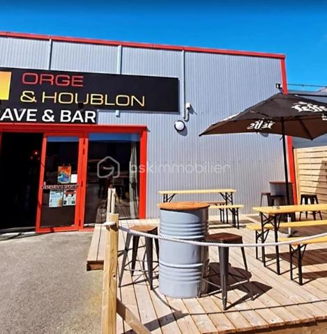 Investissez dans une opportunité rare : un fonds de commerce dans un local commercial de 200 M2 avec un emplacement idéal ,dynamique et en plein essor. Profitez d'une localisation stratégique en ZA, qui  attire la clientèle urbaine  ainsi que les résidents locaux en quête de services et d'expériences nouvelles.
Dans un cadre chaleureux, ce lieu est parfait pour passer des bons moments Conviviaux en famille ou entre amis.

ce local est entièrement équipé et décoré avec goût. l'établissement garantit sérénité et flexibilité. Une opportunité unique pour lancer ou étendre votre activité dans une ambiance vivante ! 
Une belle visibilité avec une grande vitrine et une terrasse en façade ainsi qu'une autre terrasse intimiste à l'arrière du magasin .
Dés l'entrée vous pourrez vous diriger vers la cave à vin avec de belles références.  ce bien possède de grands sanitaires , un coin bureau et une cuisine derrière le bar .
il propose de la petite restauration  le midi pour sa clientèle, possibilité de développer avec événementiels, soirée d'entreprise et organisation de concert.
Fermeture le dimanche midi et le lundi.
Pas de personnels à reprendre.
très bel outil de travail avec un bon CA et rentabilité.

Contactez JOHANNA LAVENANT pour plus de détails et organiser une visite.