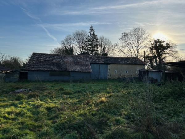 TRÈS JOLIE MAISON DE CARACTÈRE A RÉNOVER ENTIÈREMENT, POSSIBILITÉ 140 M² HABITABLES, ANNEXES ET DÉPENDANCES SUR 8768 M²