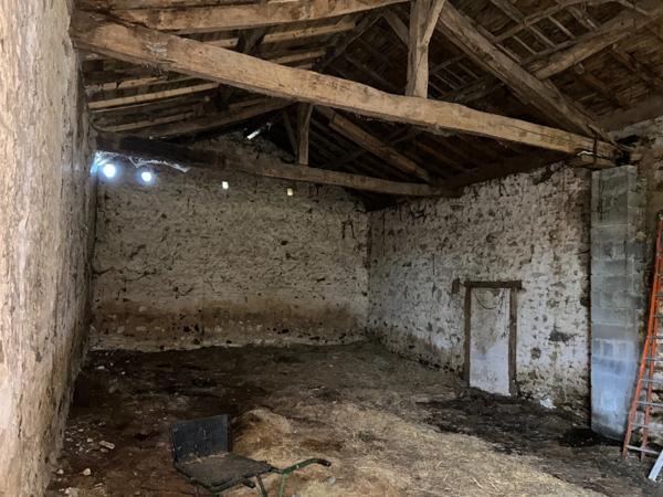 TRÈS JOLIE MAISON DE CARACTÈRE A RÉNOVER ENTIÈREMENT, POSSIBILITÉ 140 M² HABITABLES, ANNEXES ET DÉPENDANCES SUR 8768 M²