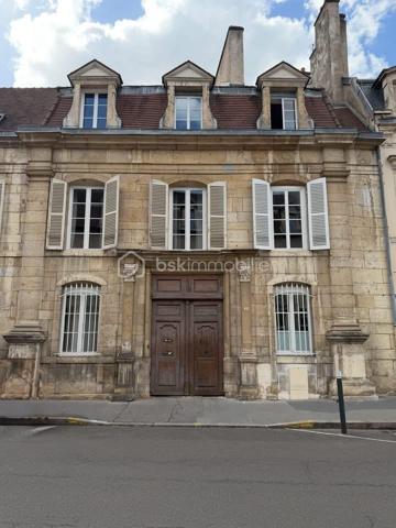 Studio avec mezzanine – Hyper-centre historique de Dijon

Idéalement situé au cœur du centre historique de Dijon, proche des rues piétonnes, très recherché et touristique, ce charmant studio avec mezzanine vous séduira par son emplacement exceptionnel et sa rénovation de qualité.

À quelques pas de l’église Notre-Dame, de la célèbre Chouette de Dijon et des Halles couvertes à 1 minute à pied, ainsi que de la navette gratuite du centre ville, 5 minutes du tram T1 et T2, il offre un cadre de vie pratique et agréable, au plus près des commerces, restaurants et animations du centre-ville. 

Situé en rez-de-chaussée, cet appartement est facilement accessible. Entièrement rénové et vendu meublé dans un style chic et élégant, il ne nécessite aucun travaux.

Il se compose :

* d’une belle pièce de vie lumineuse,
* d’une cuisine aménagée et équipée permettant de préparer de bons petits plats,
* d’une mezzanine optimisant parfaitement l’espace nuit, ou un deuxième couchage sur la mezzanine si location courte durée prévue
* d’une salle d’eau moderne,
* d’un WC séparé.

Les charges de copropriété sont faibles, ce qui en fait un bien idéal pour un premier achat, un pied-à-terre ou un investissement locatif.

Stationnement facile à proximité et accès rapide au parking souterrain Préfecture ou Grangier.
La gare est à 12 minutes à pied.

Un bien clé en main, prêt à vivre ou à louer, dans l’un des secteurs les plus emblématiques de Dijon.
DPE E - TAXE FONCIÈRE : 674 EUROS
Carrez 24,55 m2 - surface au sol :29,25 m2

Pour organiser une visite, vous n'avez qu'une seule chose à faire, me contacter.