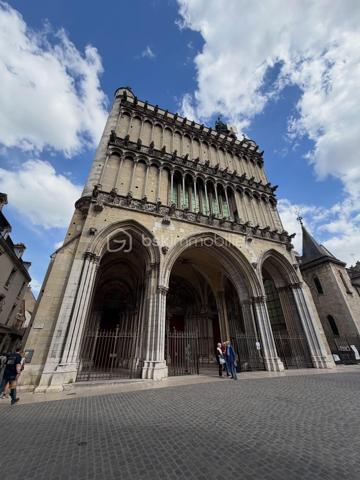 Studio avec mezzanine – Hyper-centre historique de Dijon

Idéalement situé au cœur du centre historique de Dijon, proche des rues piétonnes, très recherché et touristique, ce charmant studio avec mezzanine vous séduira par son emplacement exceptionnel et sa rénovation de qualité.

À quelques pas de l’église Notre-Dame, de la célèbre Chouette de Dijon et des Halles couvertes à 1 minute à pied, ainsi que de la navette gratuite du centre ville, 5 minutes du tram T1 et T2, il offre un cadre de vie pratique et agréable, au plus près des commerces, restaurants et animations du centre-ville. 

Situé en rez-de-chaussée, cet appartement est facilement accessible. Entièrement rénové et vendu meublé dans un style chic et élégant, il ne nécessite aucun travaux.

Il se compose :

* d’une belle pièce de vie lumineuse,
* d’une cuisine aménagée et équipée permettant de préparer de bons petits plats,
* d’une mezzanine optimisant parfaitement l’espace nuit, ou un deuxième couchage sur la mezzanine si location courte durée prévue
* d’une salle d’eau moderne,
* d’un WC séparé.

Les charges de copropriété sont faibles, ce qui en fait un bien idéal pour un premier achat, un pied-à-terre ou un investissement locatif.

Stationnement facile à proximité et accès rapide au parking souterrain Préfecture ou Grangier.
La gare est à 12 minutes à pied.

Un bien clé en main, prêt à vivre ou à louer, dans l’un des secteurs les plus emblématiques de Dijon.
DPE E - TAXE FONCIÈRE : 674 EUROS
Carrez 24,55 m2 - surface au sol :29,25 m2

Pour organiser une visite, vous n'avez qu'une seule chose à faire, me contacter.